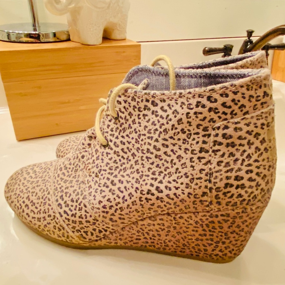 Toms Wedges size 7. Cheetah print, great condition